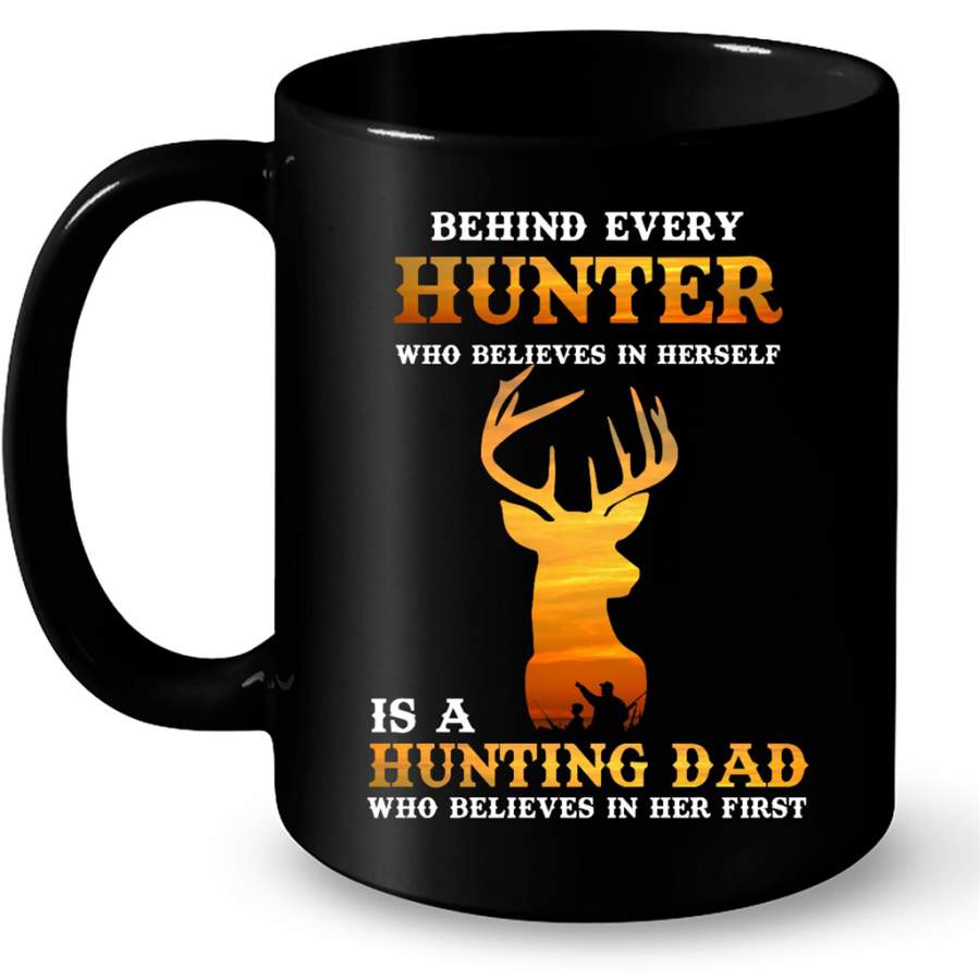 Behind Every Hunter Who Believes In Herself Is A Hunting Dad Who Believed In Her First – Full-Wrap Coffee Black Mug