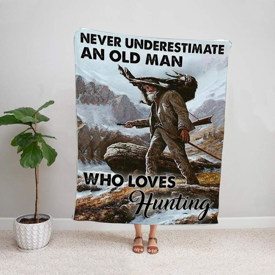 Hunters never underestimate an old man who loves hunting winter season snow gift fleece blanket/ sherpa blanket